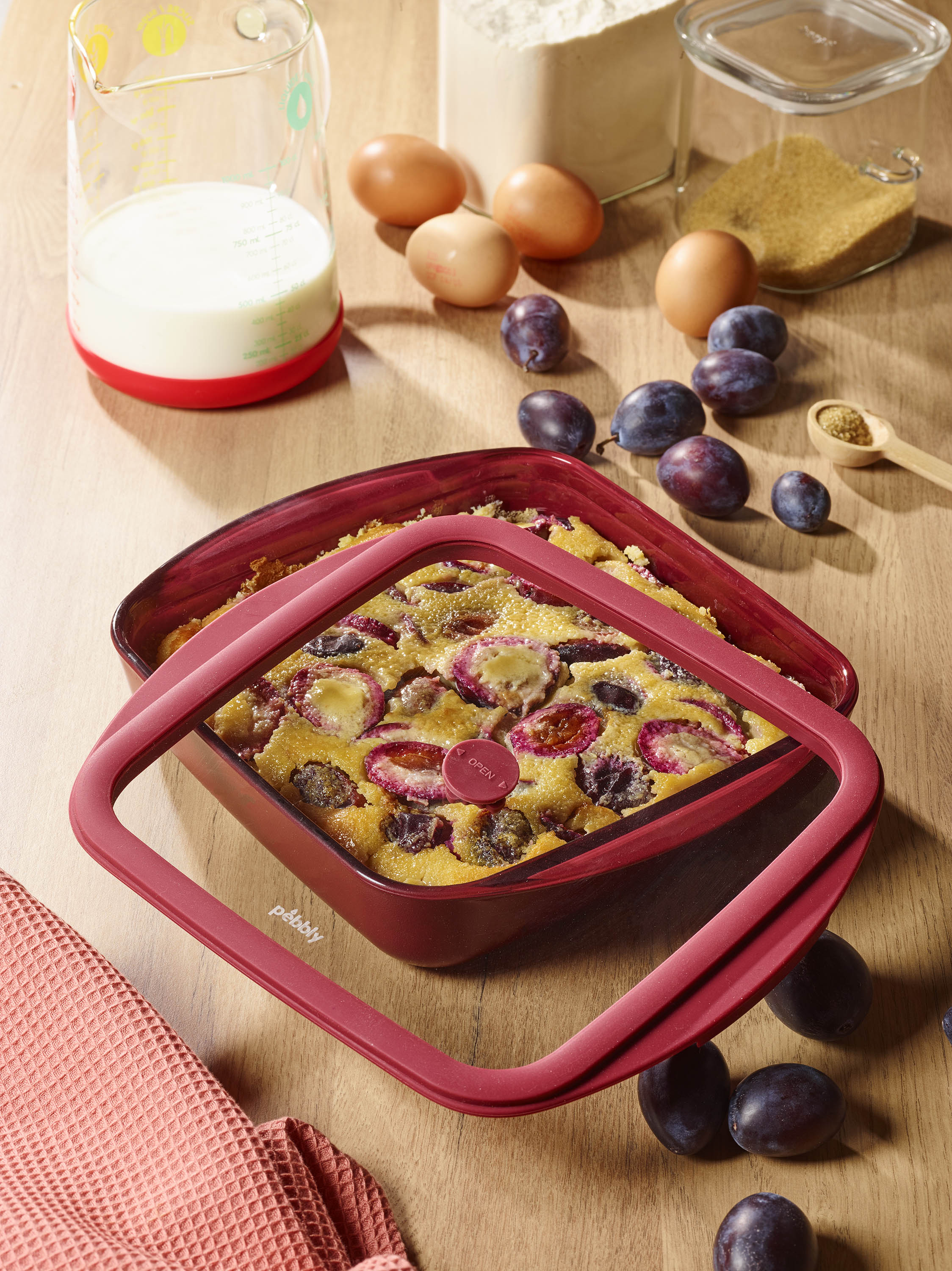 Square Glass Oven Dish with Lid – 1.6L Garnet Red