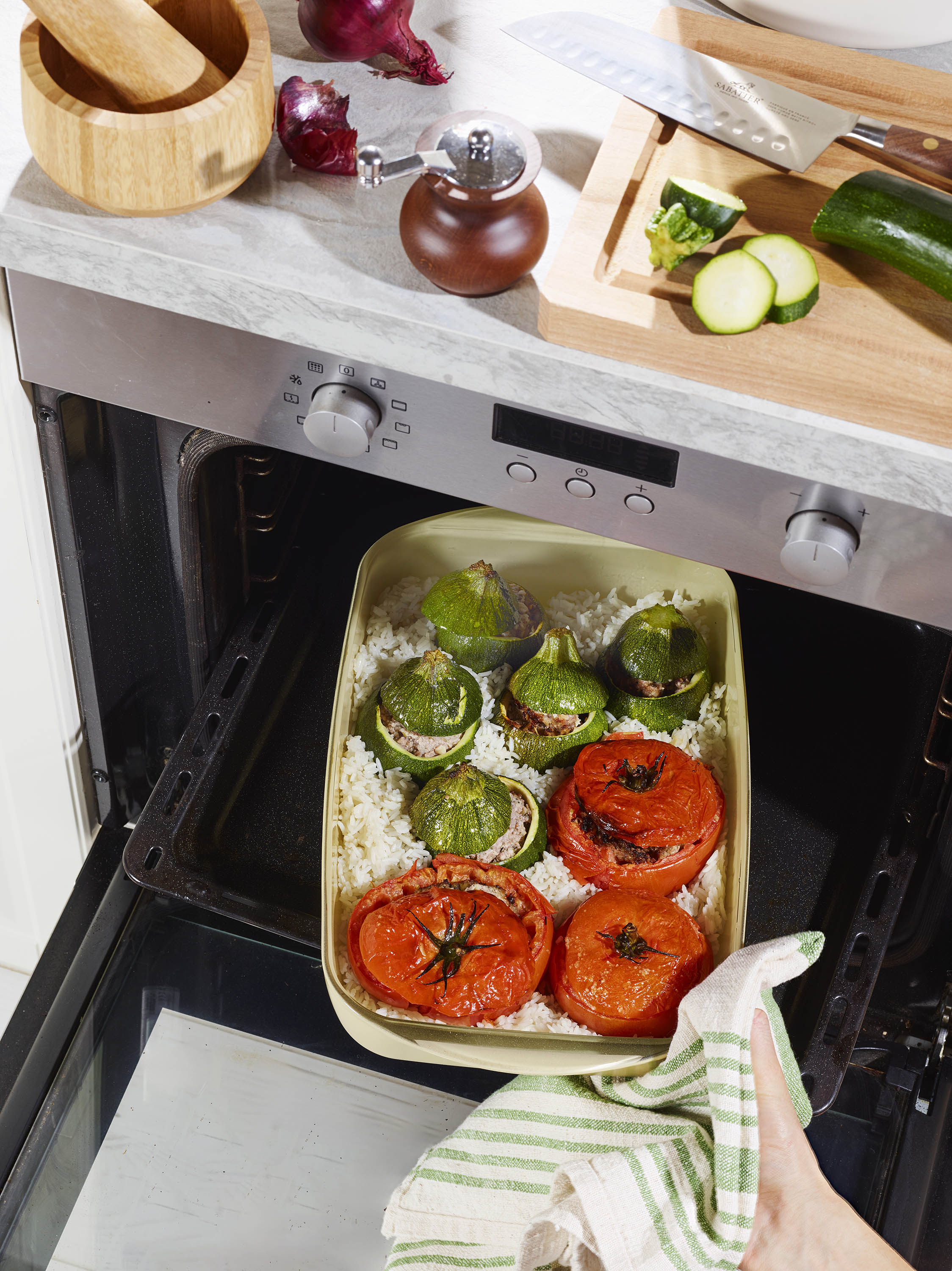 Rectangular Glass Oven Dish with Lid – 3.6L Cream